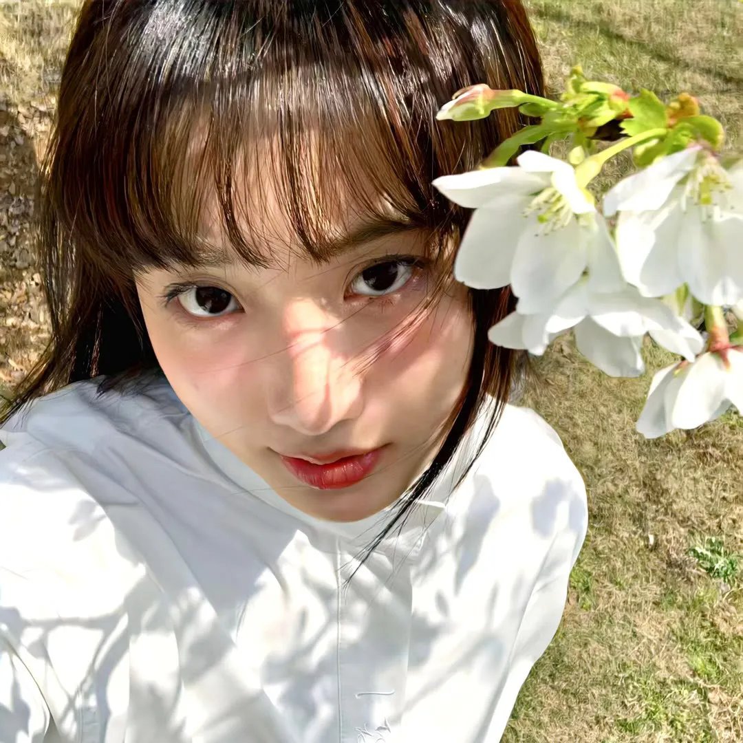 与一位女士合影